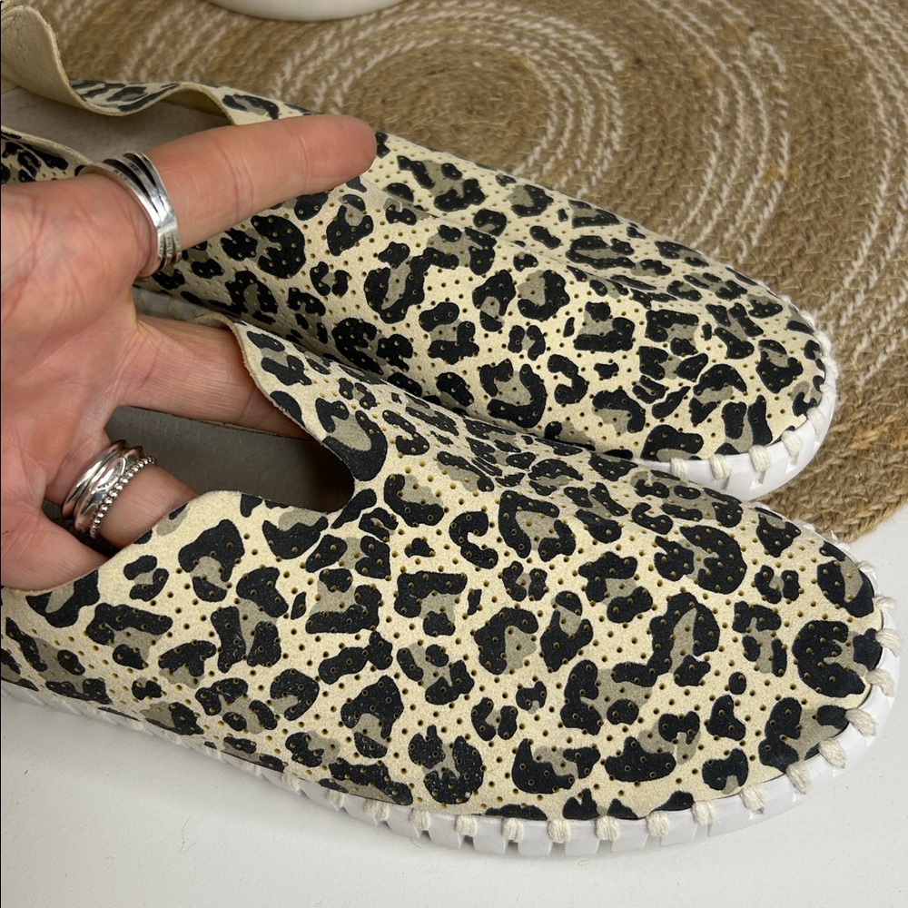 Like new—-Isle Jacobsen Tulip Leopard flats-size 37-7 - Picture 8 of 9
